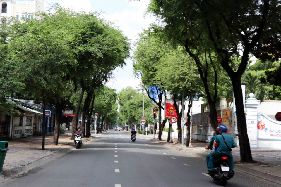 Các phương tiện lưu thông đã giảm trong ngày đầu siết chặt giãn cách xã hội. (Ảnh: Xuân Khu/TTXVN)