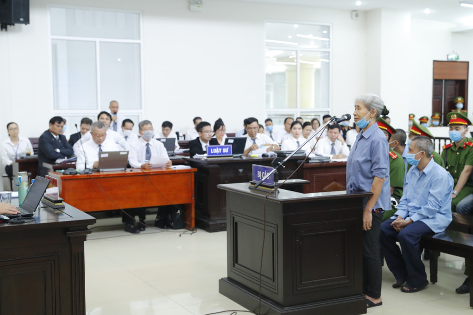 Bị cáo Nguyễn Thị Bét khai báo trước Hội đồng xét xử. (Ảnh: Doãn Tấn/TTXVN)