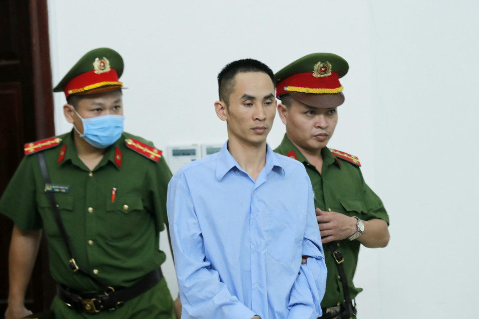 Cảnh sát dẫn giải các bị cáo vào phiên tòa. (Ảnh: Doãn Tấn/TTXVN)