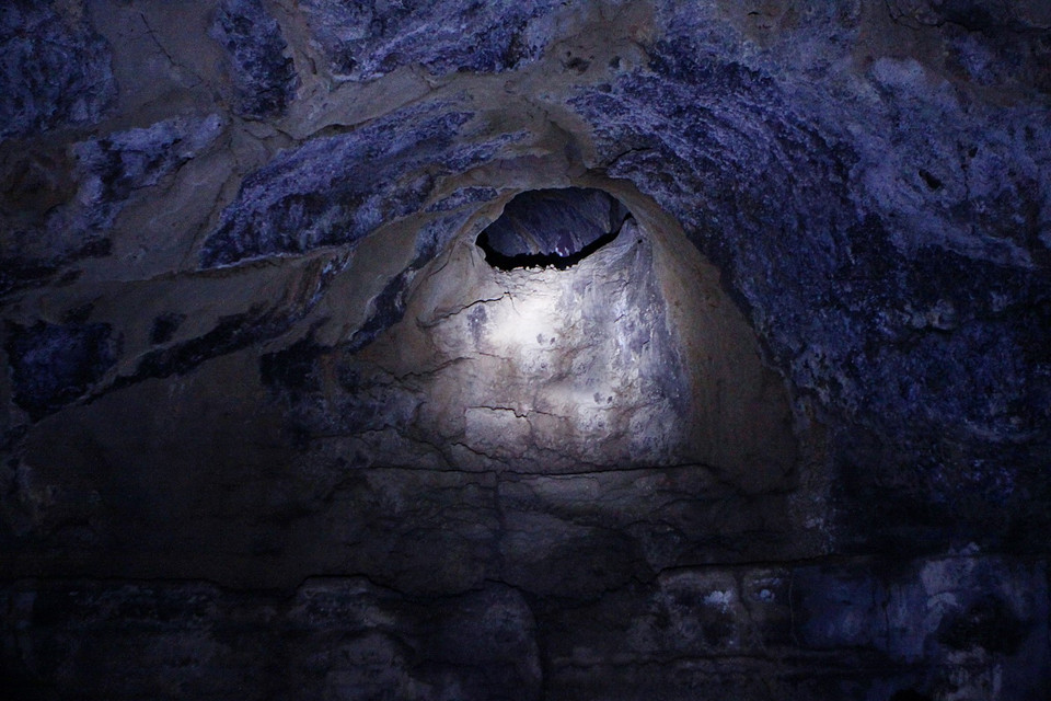 Núi lửa phun trào dòng dung nham và tiếp xúc với không khí, nguội dần và đông cứng tạo nên hóa thạch và những hoa văn tự nhiên. (Ảnh: Dương Giang/TTXVN)