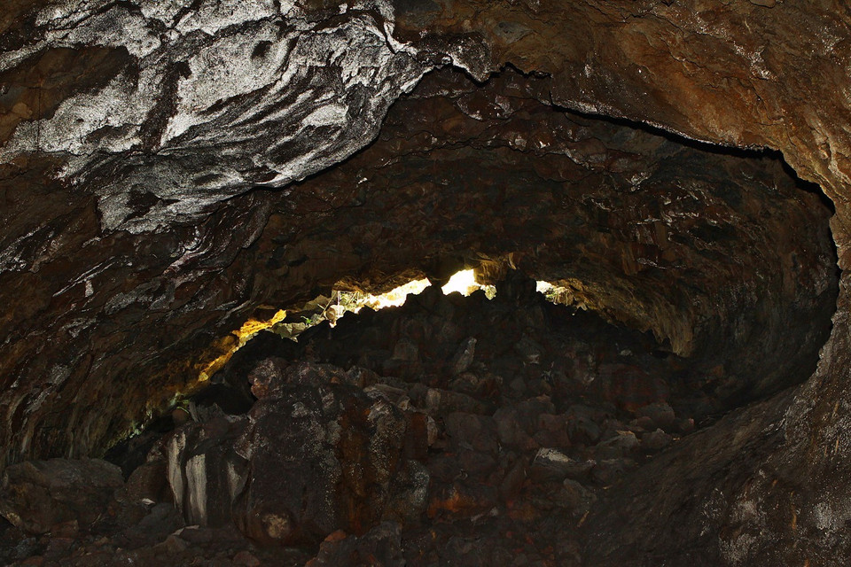 Mỗi hang động trong hệ thống hang có sự khác biệt về chiều dài, hướng phát triển, dấu tích dòng chảy dung nham, đặc điểm thạch nhũ, di tích thực vật... (Ảnh: Dương Giang/TTXVN)