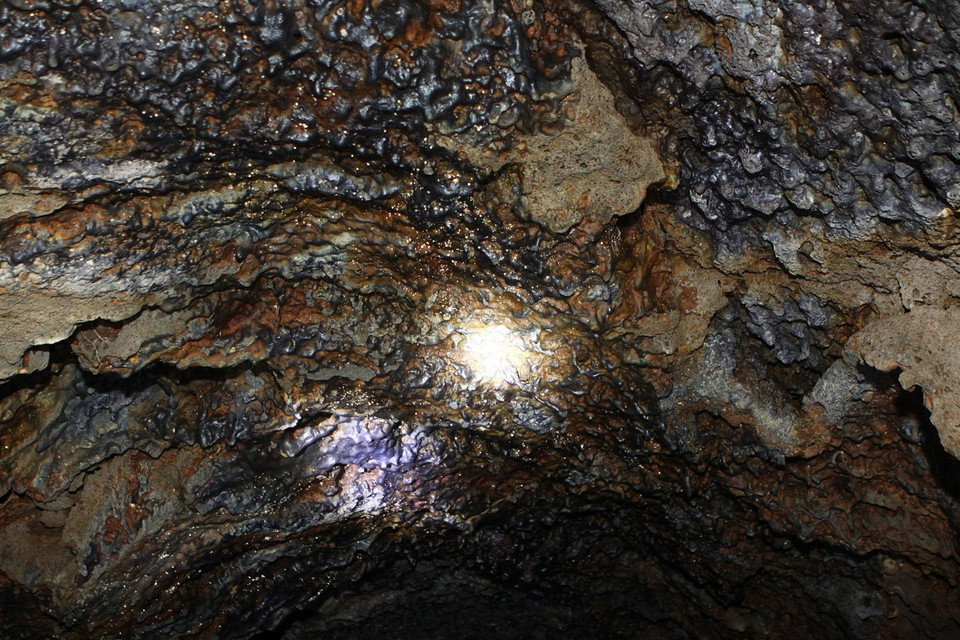 Núi lửa phun trào dòng dung nham và tiếp xúc với không khí, nguội dần và đông cứng tạo nên hóa thạch và những hoa văn tự nhiên. (Ảnh: Dương Giang/TTXVN)