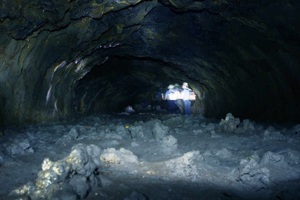 Cấu trúc hang động là kết quả hoạt động của các hệ đứt gãy kiến tạo, hình thành kênh dẫn cho dung nham từ dưới sâu đưa lên và các thể magma xâm nhập rồi phun trào basalt. (Ảnh: Dương Giang/TTXVN)