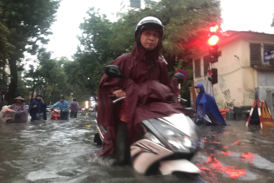 Tại khu vực ngà tư Phan Bội Châu - Lý Thường Kiệt mưa lớn gây gập úng cục bộ. (Ảnh: Minh Quyết/TTXVN)