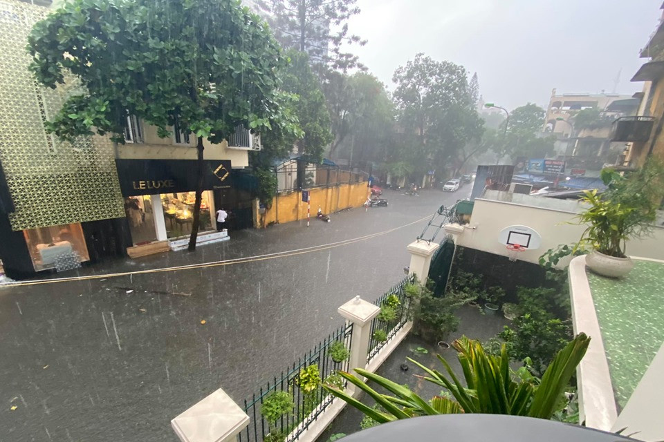 Trận mưa như trút nước khiến phố Nguyễn Gia Thiều cùng nhiều tuyến phố Hà Nội bị ngập nặng. (Ảnh: Vietnam+)