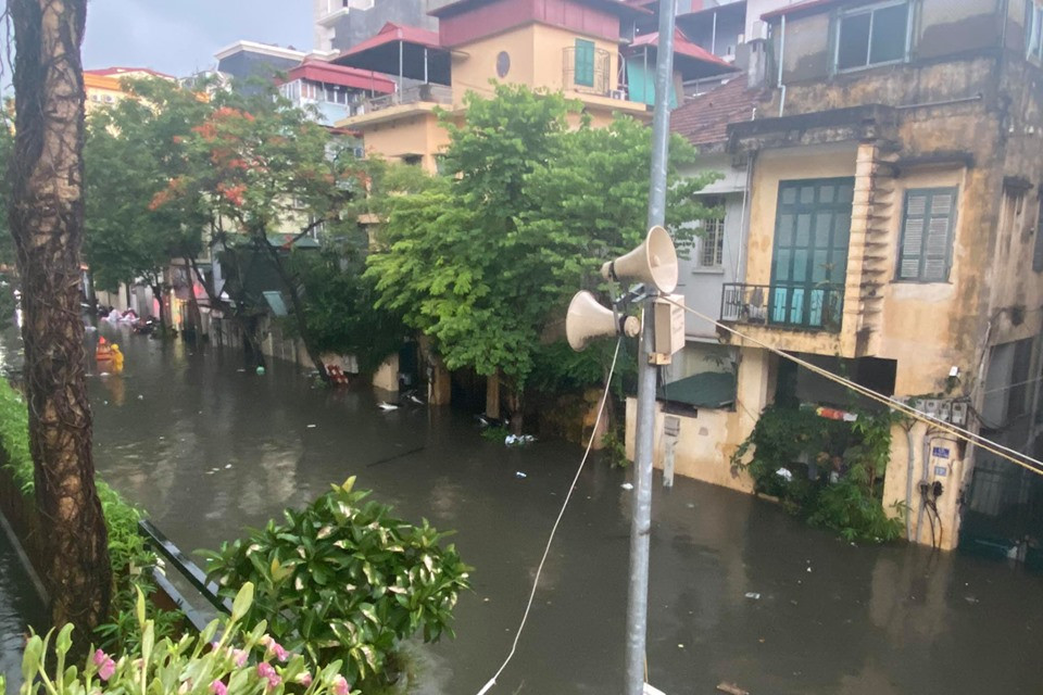 Mưa ngập đúng vào giờ tan tầm khiến nhiều người không thể về nhà. (Ảnh: Vietnam+)