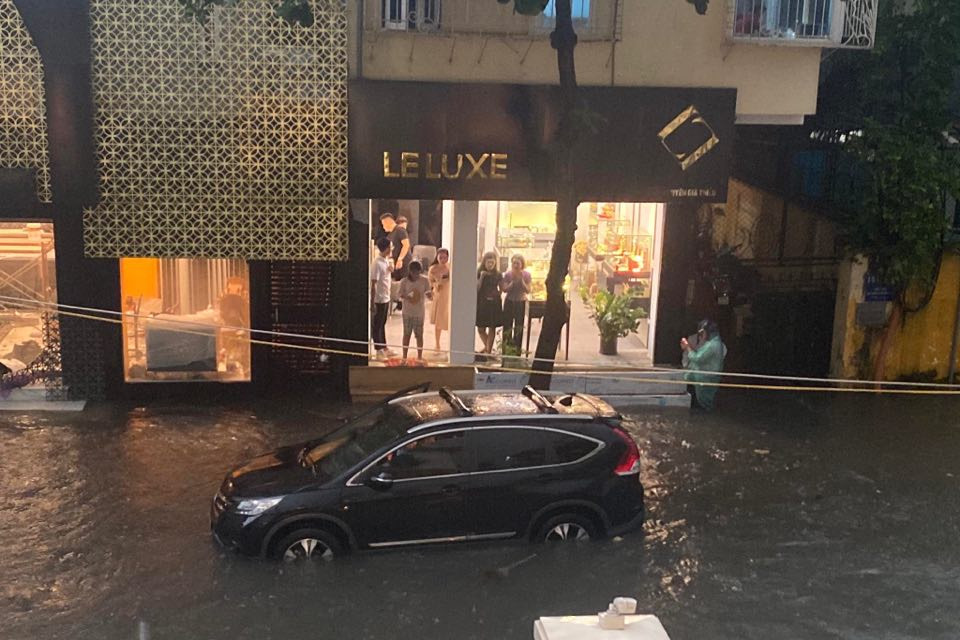 Xe ôtô cũng bị chết máy, không thể đi qua đoạn ngập nặng. (Ảnh: Vietnam+)