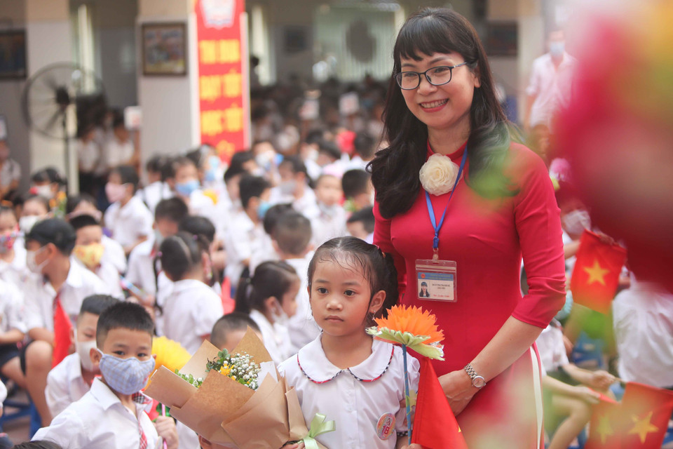 Giáo viên và học sinh lớp 1 Trường Tiểu học Thăng Long, quận Hoàn Kiếm trong ngày khai giảng. (Ảnh: Thanh Tùng/TTXVN)