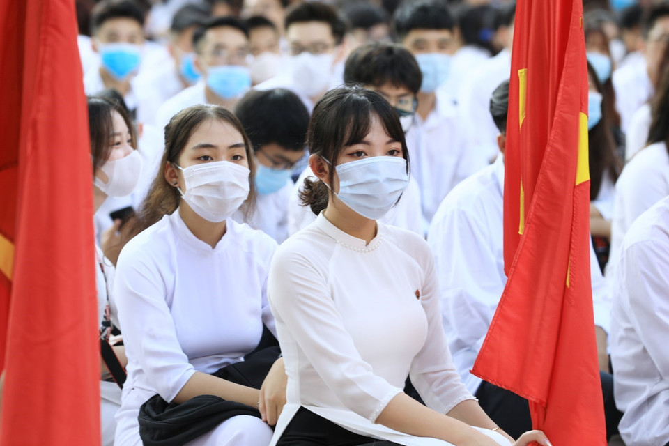 Học sinh dự khai giảng năm học mới 2020-2021 tại trường THPT Việt Đức, quận Hoàn Kiếm (Hà Nội) thực hiện đeo khẩu trang nghiêm túc. (Ảnh: Thành Đạt/TTXVN)