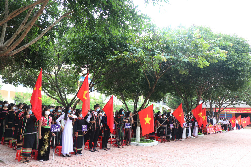 Học sinh trường Trung học phổ thông dân tộc nội trú Nơ Trang Lơng, thành phố Buôn Ma Thuột, tỉnh Đắk Lắk tưng bừng dự lễ khai giảng. (Ảnh: Tuấn Anh/TTXVN)