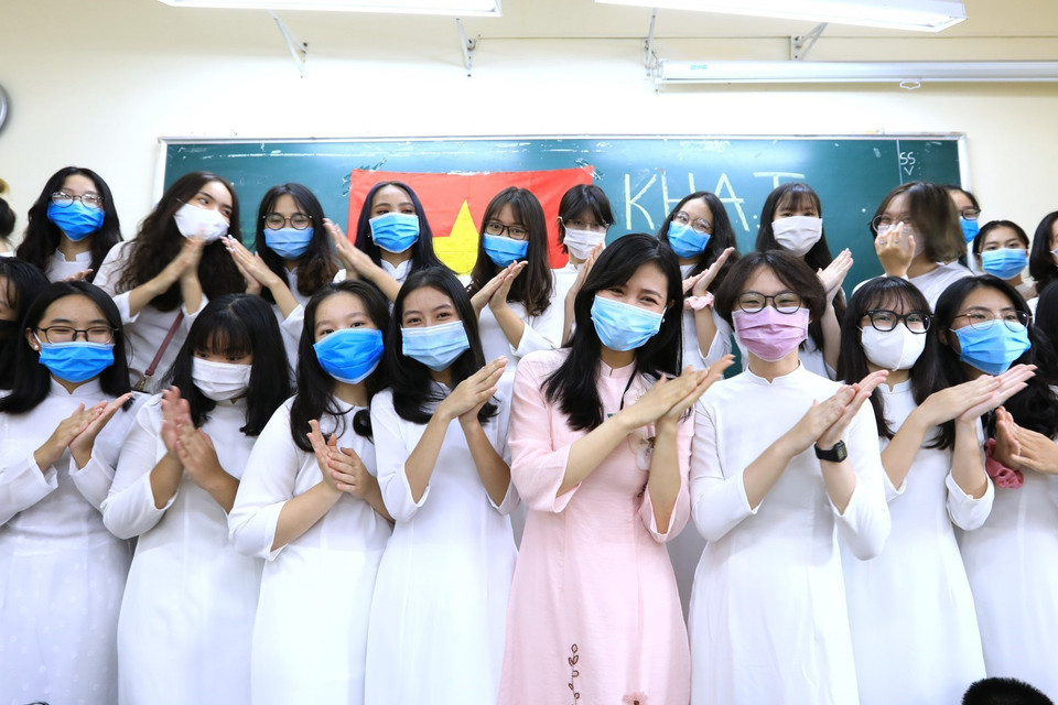 Học sinh và cô giáo lớp 11D2 trường THPT Việt Đức (Hà Nội) vui vẻ thể hiện điệu nhảy rửa tay hưởng ứng phong trào phòng chống COVID-19 tại lễ khai giảng năm học mới 2020-2021. (Ảnh: Thành Đạt/TTXVN)