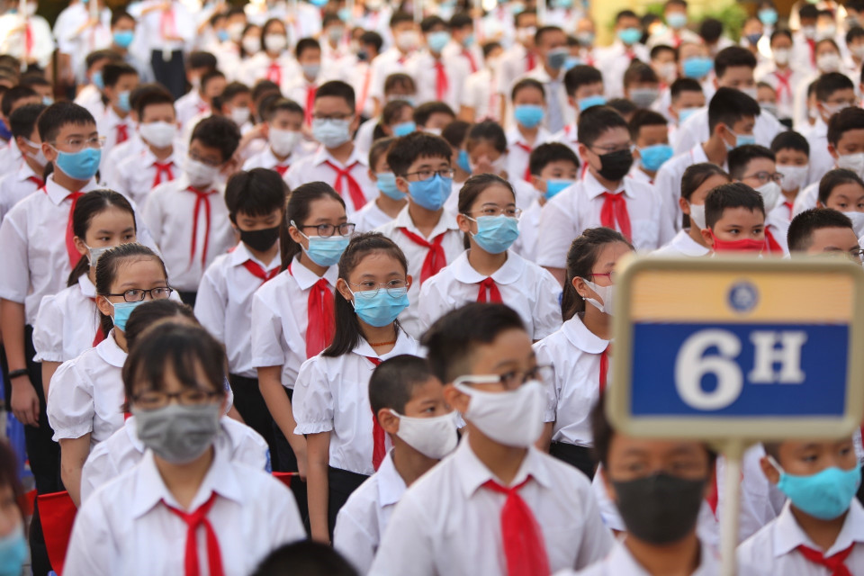 Chương trình khai giảng năm nay được tổ chức ngắn gọn, trang trọng, ý nghĩa, đảm bảo an toàn với thời gian không quá 45 phút, thực hiện nghiêm các biện pháp phòng, chống dịch COVID-19 theo quy định;đồng thời, tạo không khí vui tươi, phấn khởi trong ngày Toàn dân đưa trẻ đến trường. (Ảnh: Danh Lam/TTXVN)