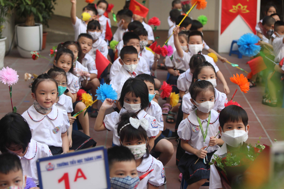 Chương trình khai giảng năm nay được tổ chức ngắn gọn, trang trọng, ý nghĩa, đảm bảo an toàn với thời gian không quá 45 phút, thực hiện nghiêm các biện pháp phòng, chống dịch COVID-19 theo quy định;đồng thời, tạo không khí vui tươi, phấn khởi trong ngày Toàn dân đưa trẻ đến trường. (Ảnh: Thanh Tùng/TTXVN)