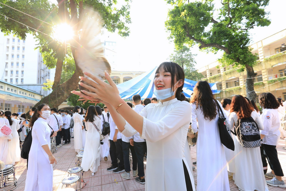 Nghi thức thả chim bồ câu mừng khai giảng năm học mới 2020-2021 tại trường THPT Việt Đức, quận Hoàn Kiếm (Hà Nội). (Ảnh: Thành Đạt/TTXVN)
