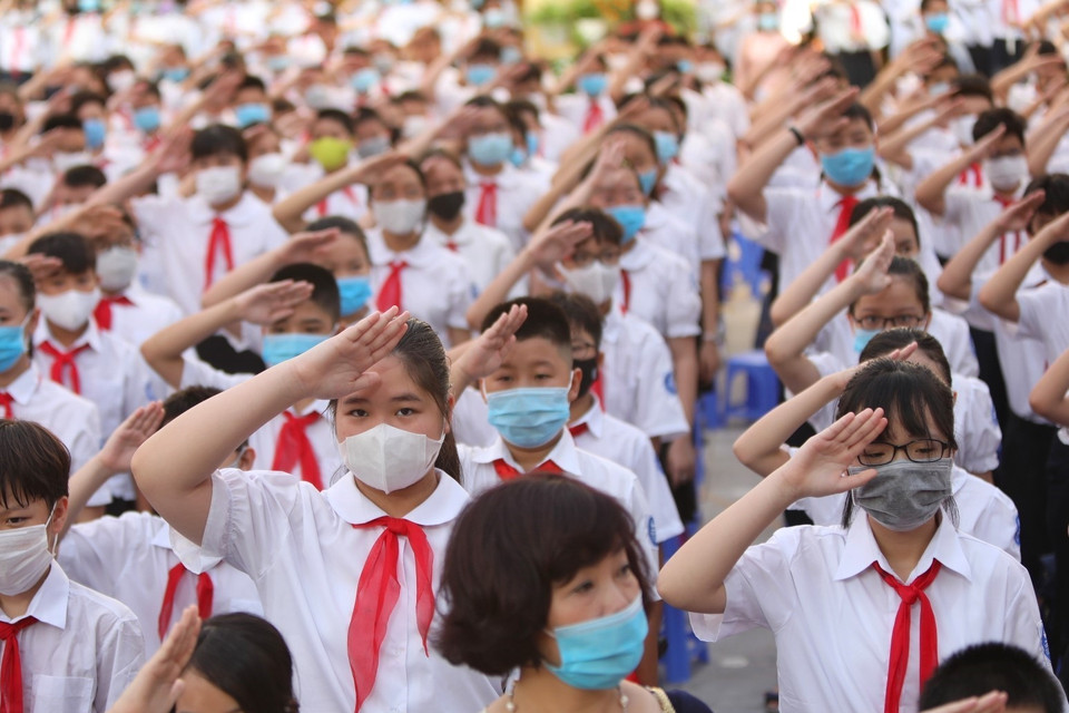 Nghi thức chào cờ trong lễ khai giảng năm học mới của học sinh trường THCS Trưng Vương, quận Hoàn Kiếm. (Ảnh: Danh Lam/TTXVN)