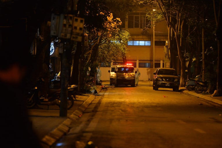 Tới khoảng 22 giờ, một xe cứu thương đã di chuyển ra khỏi barie. (Ảnh: Sơn Bách/Vietnam+)