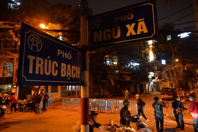 Bắt đầu từ 21 giờ, phố Trúc Bạch-Châu Long (Hà Nội) bắt đầu bị lực lượng chức năng phong toả. (Ảnh: Sơn Bách/Vietnam+)