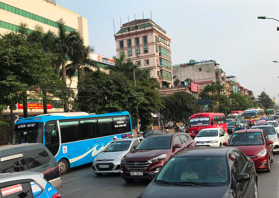 Ùn tắc cục bộ đã xảy ra khi dòng người tiếp tục đổ về. (Ảnh: Việt Hùng/Vietnam+)