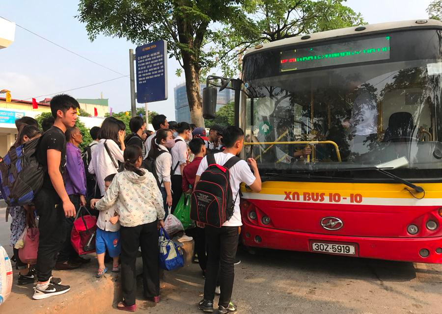 Và nhanh chân leo lên xe để trở về nhà sau hành trình mệt mỏi. (Ảnh: Việt Hùng/Vietnam+)