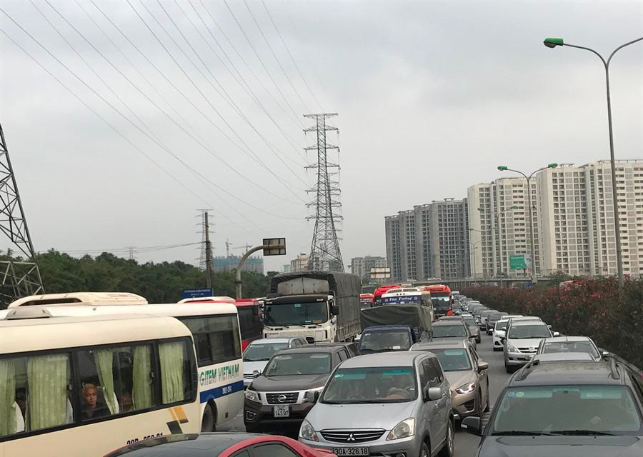 Cửa ngõ Pháp Vân, lượng phương tiện xếp hàng dài chờ vào thủ đô sau kỳ nghỉ lễ 30/4. (Ảnh: Việt Hùng/Vietnam+)