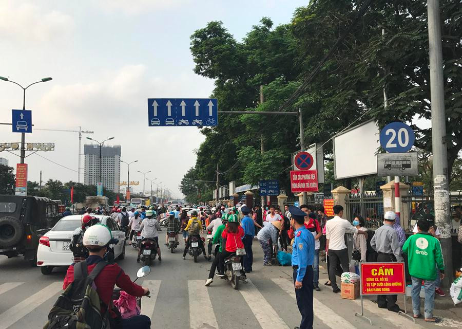 Khu vực trước cổng bến Giáp Bát có lực lượng túc trực nhằm đảm bảo trật tự giao thông. (Ảnh: Việt Hùng/Vietnam+)