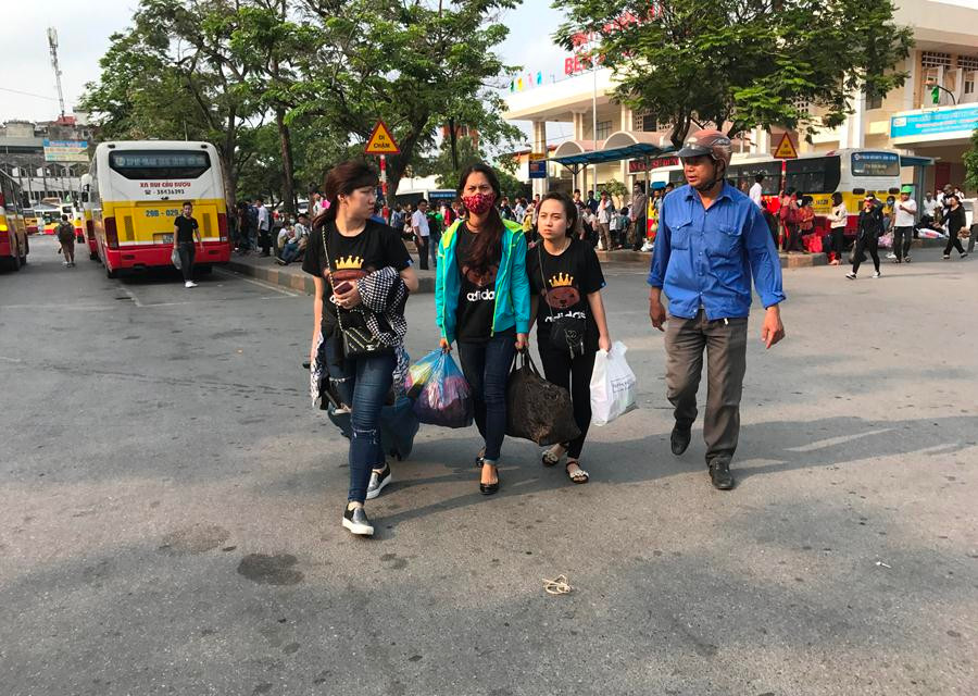 Lượng người vẫn tiếp tục hành trình trở về thủ đô sau kỳ nghỉ kéo dài. (Ảnh: Việt Hùng/Vietnam+)