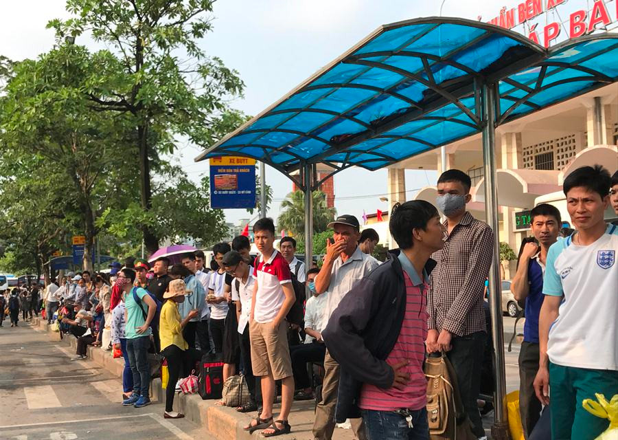 Nhiều hành khách chờ xe buýt. (Ảnh: Việt Hùng/Vietnam+)