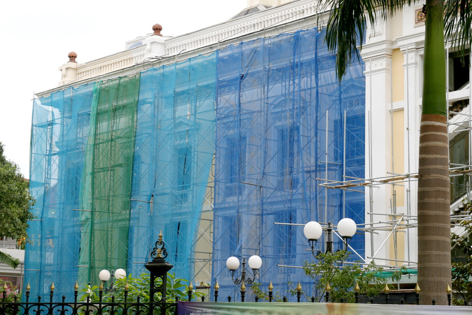 Giàn giáo, bạt phủ tại công trình. (Ảnh: Lê Doãn Đức/Vietnam+)