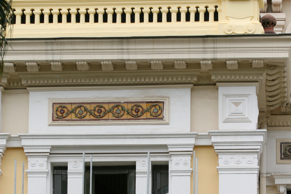 Mặt bên của Nhà hát Lớn Hà Nội cũng đang được sửa chữa. (Ảnh: Lê Doãn Đức/Vietnam+)