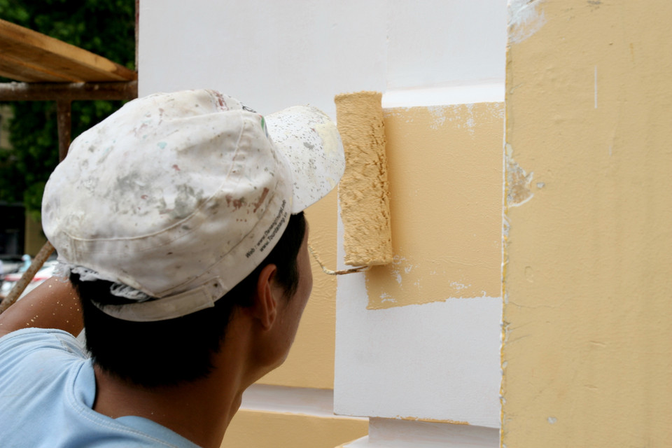 Những lớp sơn mới đang dần được phủ lên mặt tiền Nhà hát Lớn. (Ảnh: Lê Doãn Đức/Vietnam+)