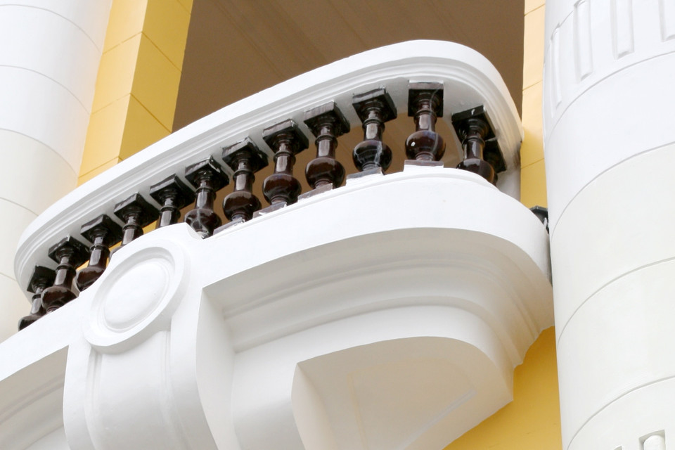 Theo đại diện lãnh đạo Nhà hát Lớn Hà Nội, việc sơn lại lần này nằm trong kế hoạch duy tu thường xuyên của nhà hát (sơn lại trên nền cũ), không phải dự án tu bổ, sửa chữa quy mô lớn. (Ảnh: Lê Doãn Đức/Vietnam+)