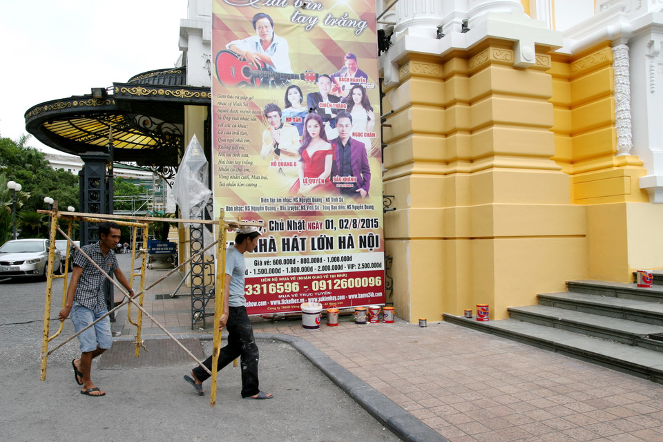 Các công nhân đang thi công mặt tiền công trình. (Ảnh: Lê Doãn Đức/Vietnam+)
