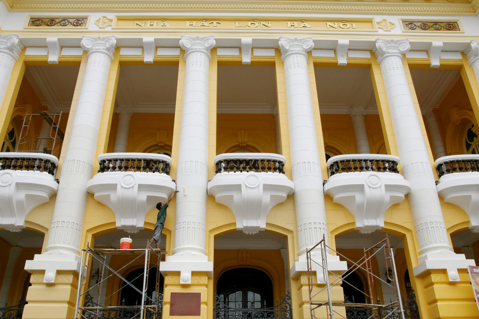 Nhiều chuyên gia trong lĩnh vực bảo tồn di sản văn hóa cho rằng, màu sơn mới quá đậm và không phù hợp với tổng thể kiến trúc công trình. (Ảnh: Lê Doãn Đức/Vietnam+)