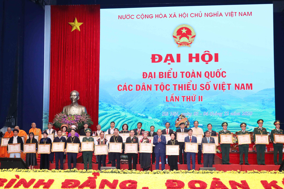Phó Thủ tướng Thường trực Trương Hòa Bình trao Bằng khen của Thủ tướng Chính phủ cho các tập thể. (Ảnh: Phương Hoa/TTXVN)
