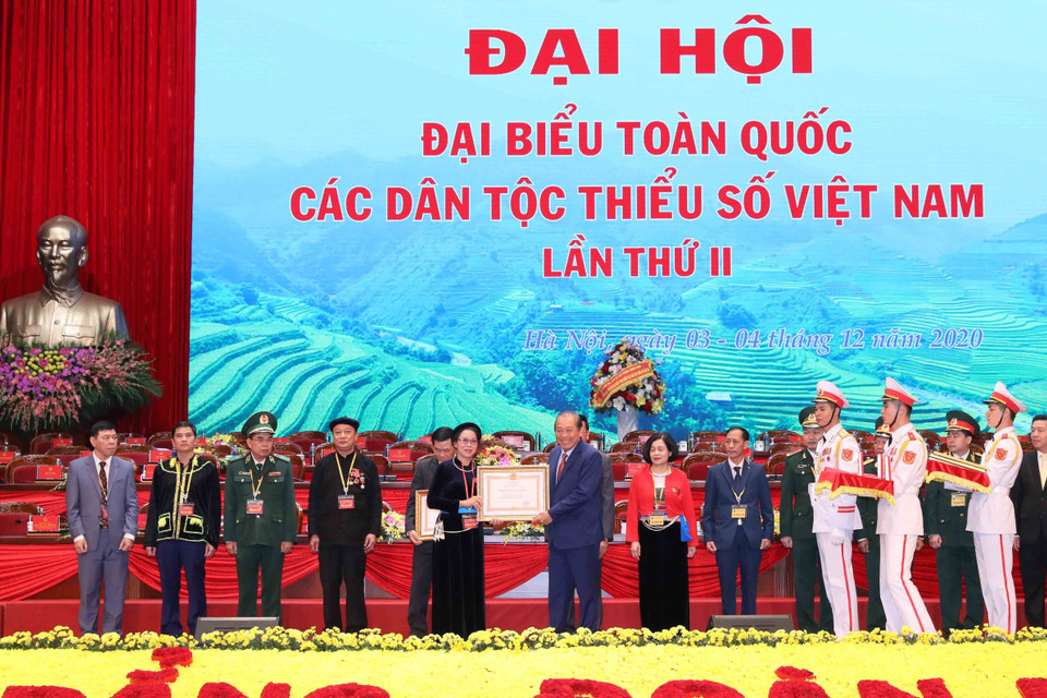 Phó Thủ tướng Thường trực Trương Hòa Bình trao Huân chương Lao động Hạng Nhất tặng Thứ trưởng, Phó Chủ nhiệm Uỷ ban Dân tộc Hoàng Thị Hạnh. (Ảnh: Phương Hoa/TTXVN)