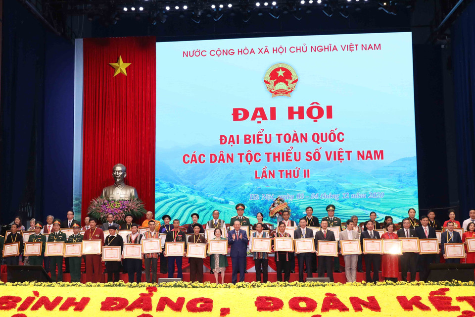 Phó Thủ tướng Thường trực Trương Hòa Bình trao Bằng khen của Thủ tướng Chính phủ cho các tập thể và cá nhân. (Ảnh: Phương Hoa/TTXVN)