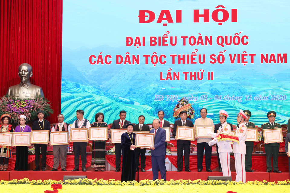 Tập thể có thành tích xuất sắc nhận Bằng khen của Thủ tướng Chính phủ. (Ảnh: Phương Hoa/TTXVN)