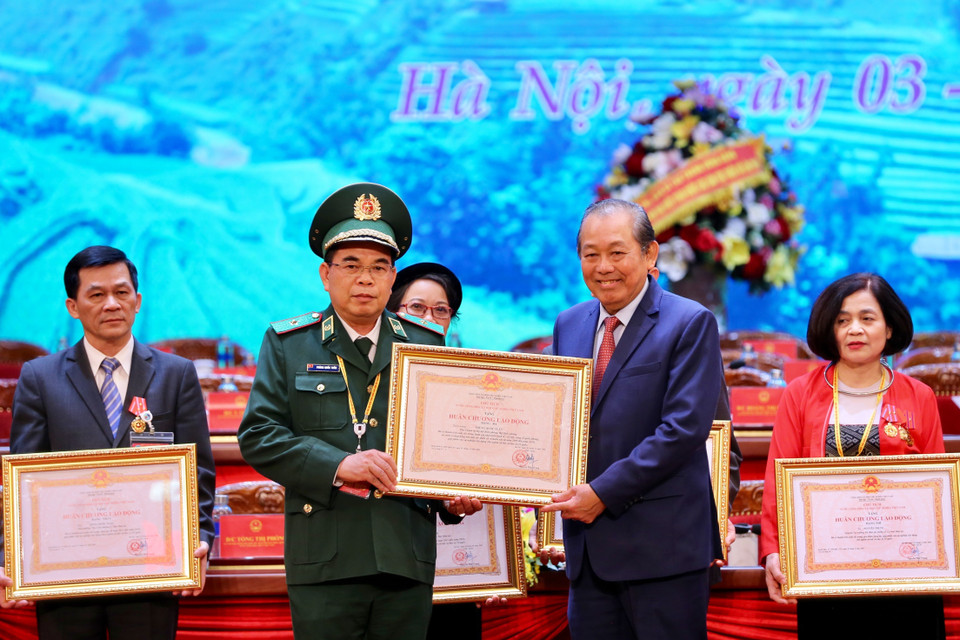 Phó Thủ tướng Thường trực Trương Hòa Bình trao Huân chương Lao động cho các tập thể, cá nhân có thành tích xuất sắc. (Ảnh: Dương Giang/TTXVN)