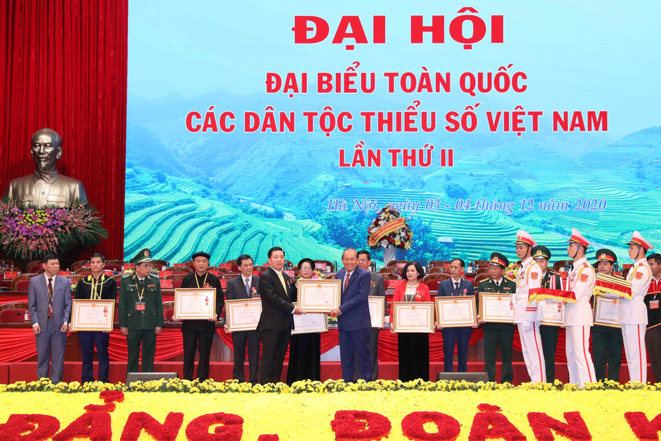 Phó Thủ tướng Thường trực Trương Hòa Bình trao Huân chương Lao động Hạng Nhất, Nhì, Ba tặng các tập thể, cá nhân nhận. (Ảnh: Phương Hoa/TTXVN)