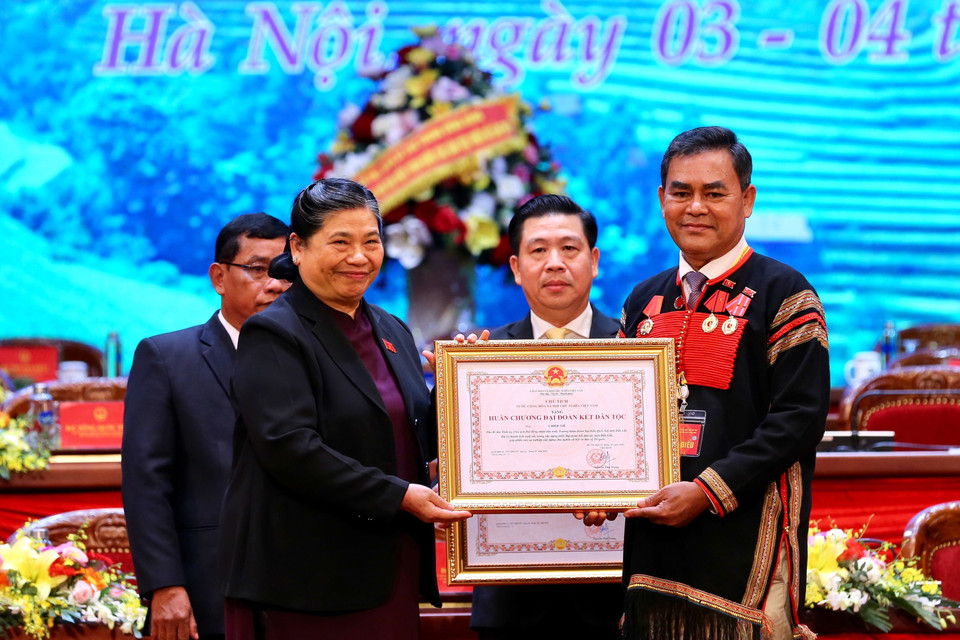  Phó Chủ tịch Thường trực Quốc hội Tòng Thị Phóng trao Huân chương Đại đoàn kết Dân tộc cho các cá nhân. (Ảnh: Dương Giang/TTXVN)