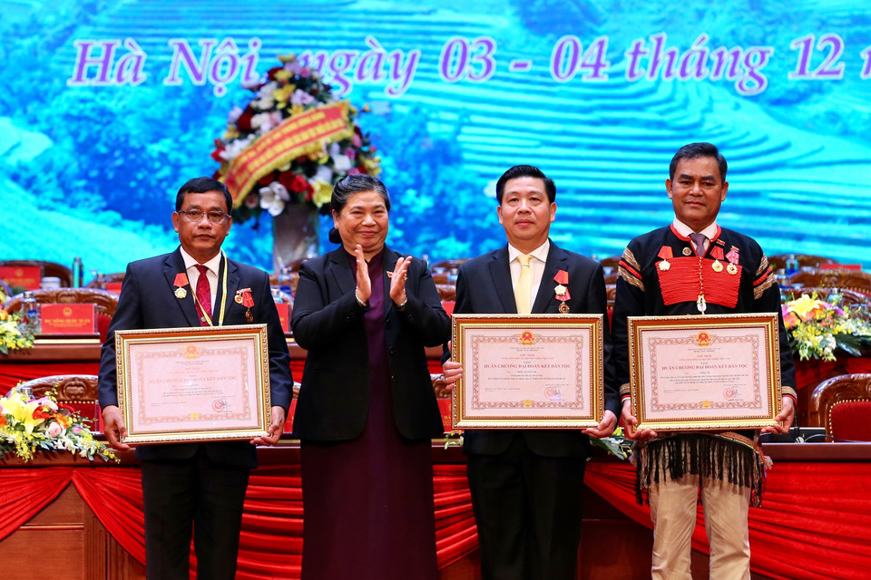 Phó Chủ tịch Thường trực Quốc hội Tòng Thị Phóng trao Huân chương Đại đoàn kết dân tộc cho các cá nhân. (Ảnh: Dương Giang/TTXVN)
