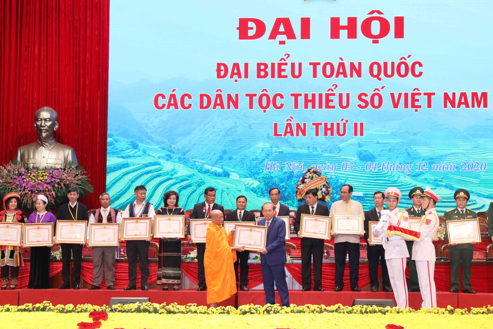 Tập thể có thành tích xuất sắc nhận Bằng khen của Thủ tướng Chính phủ. (Ảnh: Phương Hoa/TTXVN)