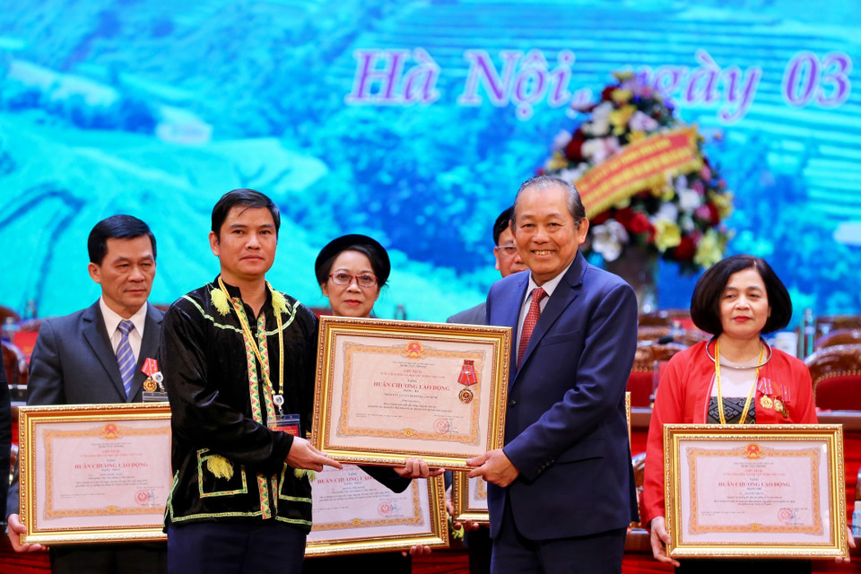 Phó Thủ tướng Thường trực Trương Hòa Bình trao Huân chương Lao động cho các tập thể, cá nhân có thành tích xuất sắc. (Ảnh: Dương Giang/TTXVN)
