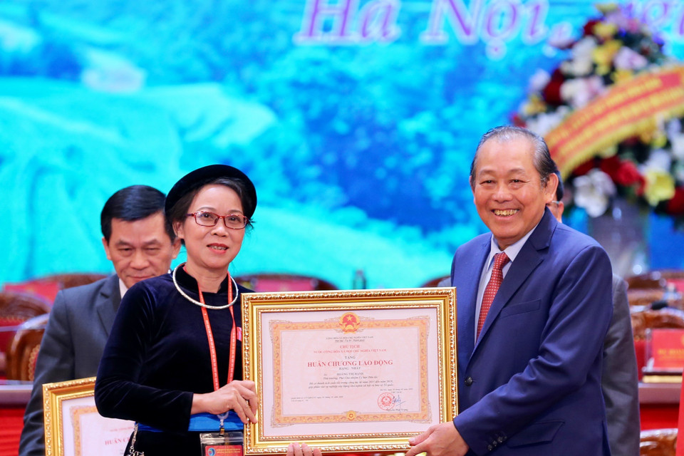 Phó Thủ tướng Thường trực Trương Hòa Bình trao Huân chương Lao động Hạng Nhất tặng Thứ trưởng, Phó Chủ nhiệm Uỷ ban Dân tộc Hoàng Thị Hạnh. (Ảnh: Dương Giang/TTXVN)