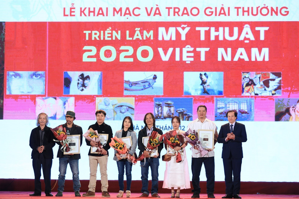  Ban Tổ chức trao giải Nhì cho các tác giả. (Ảnh: Thành Đạt/TTXVN)