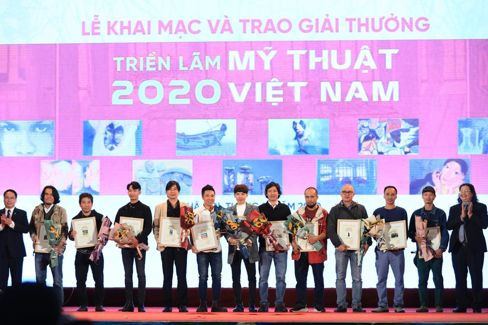 Ban Tổ chức trao giải Ba cho các tác giả. (Ảnh: Thành Đạt/TTXVN)