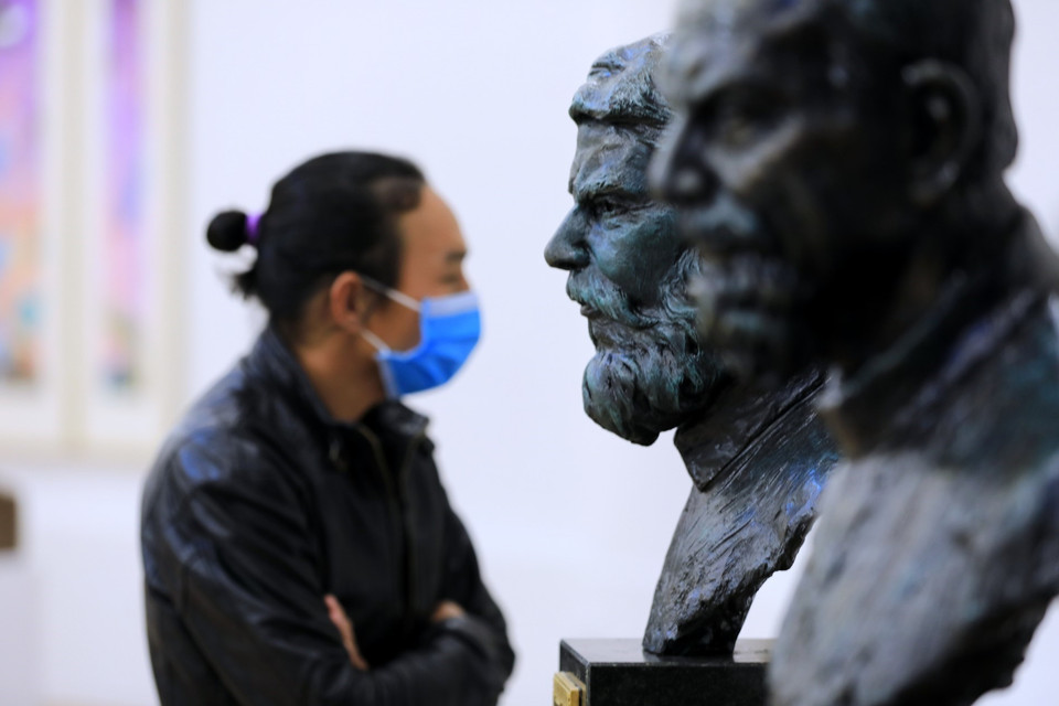  Khách tham quan triển lãm. (Ảnh: Thành Đạt/TTXVN)