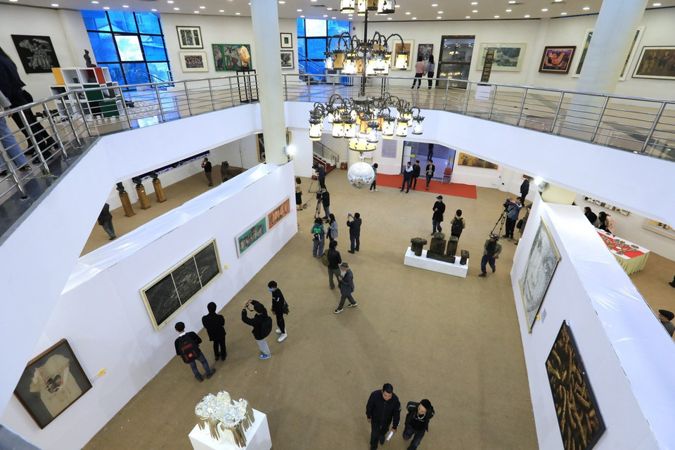  Khách tham quan triển lãm. (Ảnh: Thành Đạt/TTXVN)