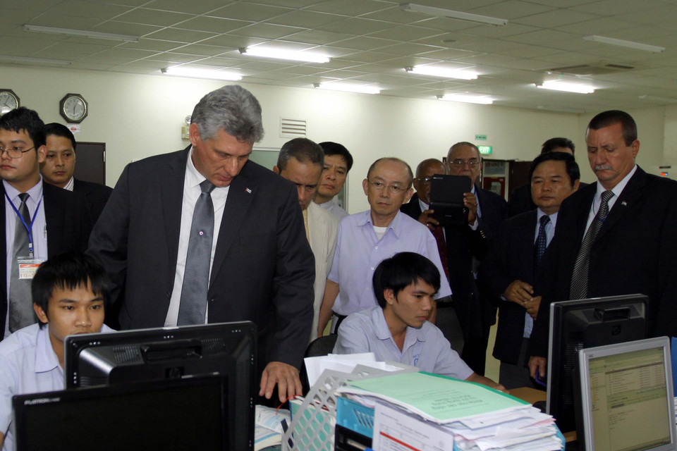 Trong chuyến thăm chính thức Việt Nam, ngày 20/6/2013, đồng chí Miguel Díaz-Canel Bermúdez, Phó Chủ tịch thứ nhất Hội đồng Nhà nước và Hội đồng Bộ trưởng Cuba đến thăm Công ty TNHH Mtex Việt Nam ở Khu chế xuất Tân Thuận (TP. Hồ Chí Minh). (Ảnh: Thanh Vũ/TTXVN)