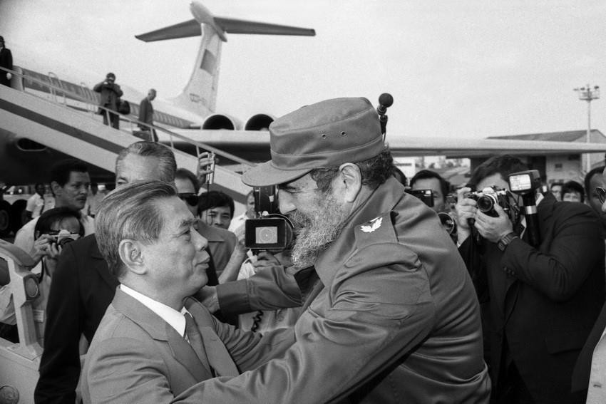 Đồng chí Fidel Castro, Bí thư thứ nhất BCH TƯ Đảng Cộng sản Cuba, Chủ tịch HĐNN, Chủ tịch HĐBT nước Cộng hòa Cuba đón Tổng Bí thư Nguyễn Văn Linh tại sân bay Jose Marti trong chuyến thăm hữu nghị chính thức Cuba từ ngày 24-29/4/1989. (Ảnh: Xuân Lâm/TTXVN)